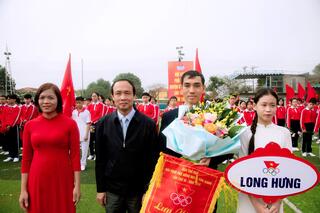 Đ/c Phan Xuân Quyêt tặng hoa và cờ lưu niệm